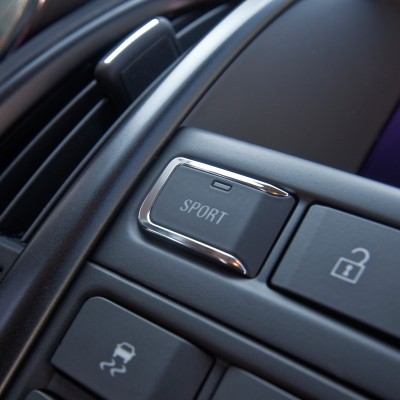 Τι κάνει το κουμπί Sport; Τι αλλάζει στο αυτοκίνητο όταν το πατήσω;
