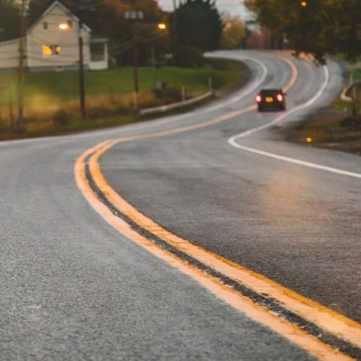 Γιατί υπάρχουν κίτρινες γραμμές στην άσφαλτο - Ποια η διαφορά με τις λευκές;
