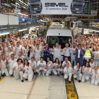 Πόσα οχήματα έχουν βγει από το μεγαλύτερο εργοστάσιο van στην Ευρώπη;