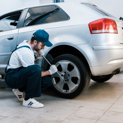Δύο καινούργια λάστιχα αυτοκινήτου: Πού πρέπει να μπουν; Μπροστά ή πίσω;