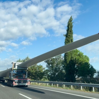 Πώς μεταφέρονται ανεμογεννήτριες 100 τόνων στην εθνική οδό [video]