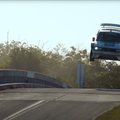 Subaru 40 ετών με 874 PS κυριολεκτικά πετάει στο νέο Gymkhana! [video]