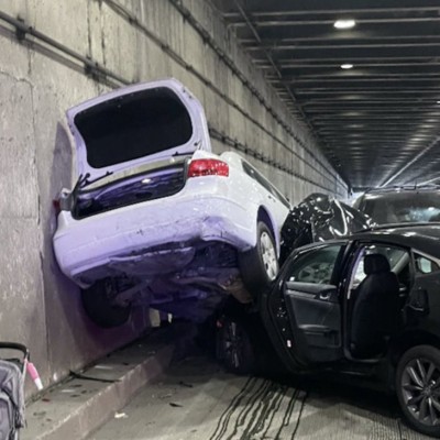 Εφιάλτης σε σήραγγα: Tesla φρενάρει μόνο του, προκαλεί καραμπόλα! [video]