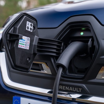 Η Renault ετοιμάζει ηλεκτρικά αυτοκίνητα που θα φορτίζουν το δίκτυο