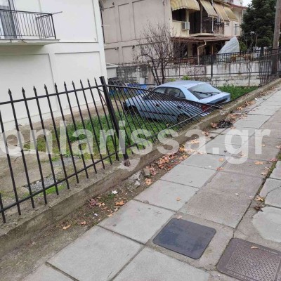 Λάρισα: Σε αυλή σπιτιού κατέληξε αυτοκίνητο μετά από τροχαίο [video]