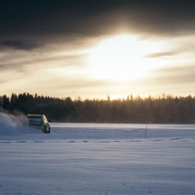 Ηλεκτρικό SUV έσπασε το ρεκόρ Guinnes για drift σε πάγο! [video]