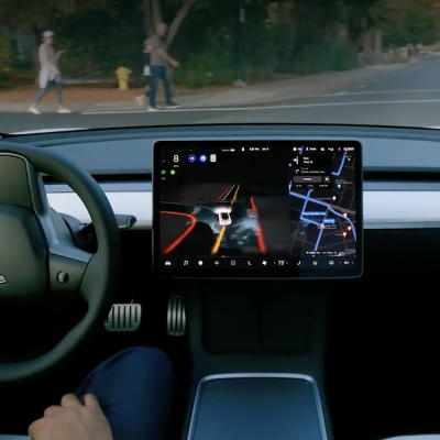 Η πανάκριβη διαφήμιση που δεν πουλά τίποτα, απλώς κράζει την Tesla! [video]