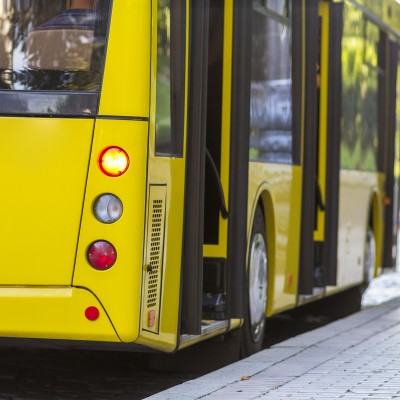 Ποιο λεωφορείο απαγορεύεται να προσπεράσεις όταν κάνει στάση;