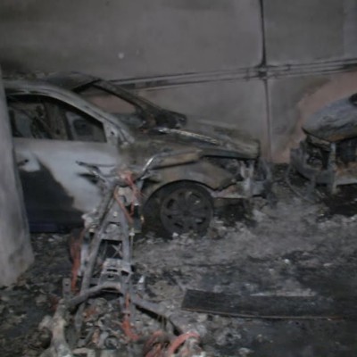 Αττική: Φωτιά σε πάρκινγκ – Κάηκαν αυτοκίνητα και μηχανές [video]