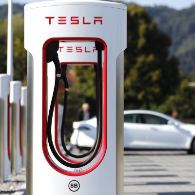 Tesla: Βρήκαμε πού θα βάλει φορτιστές Superchargers στη Θεσσαλονίκη