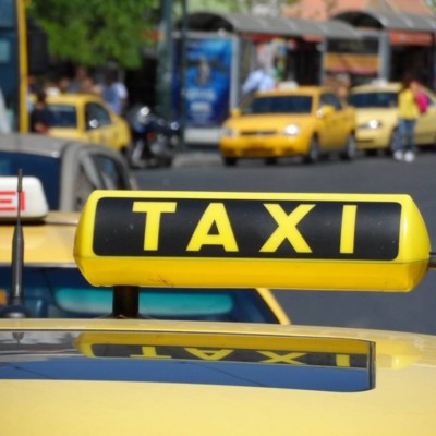 Διεθνώς ρεζίλι η Ελλάδα – Ταξιτζής ξυλοκόπησε τουρίστες στην Αθήνα