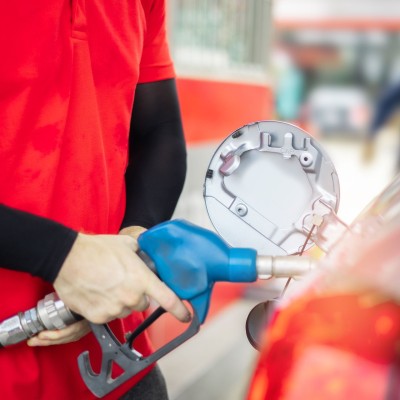 Κίνδυνος να μας νοθεύουν τα καύσιμα με… βενζίνη;