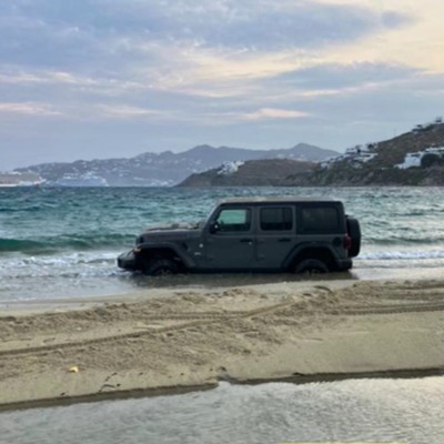 Μύκονος: Ένα Jeep Wrangler έκανε… βουτιά στη θάλασσα! [video]