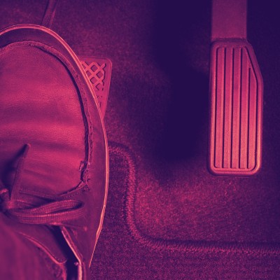 Πώς σταματάω το αυτοκίνητο αν μείνω από φρένα;