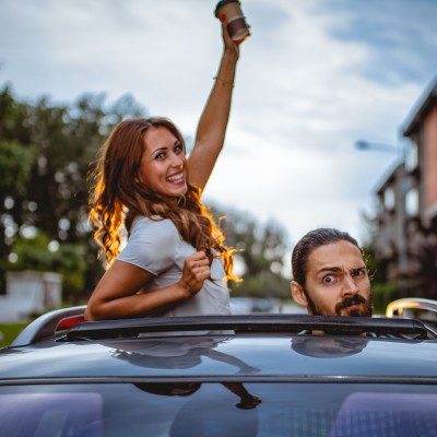 Απίστευτη πατέντα της Ford: Οδηγείς όρθιος, βλέποντας... πάνω από την οροφή!