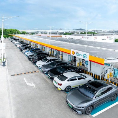 Ο πιο μεγάλος σταθμός ταχυφορτιστών στον κόσμο μόλις άνοιξε - και δεν είναι της Tesla