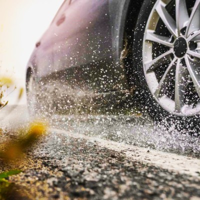 Πώς οδηγώ στην κακοκαιρία; Θυμάστε αυτές τις συμβουλές; [video]