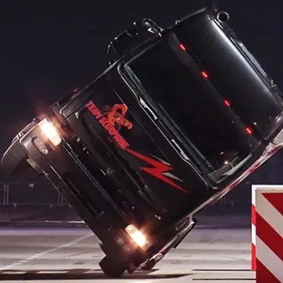 Νέο Ρεκόρ Guinness για οδήγηση φορτηγού στους πλαϊνούς τροχούς! Δες το video