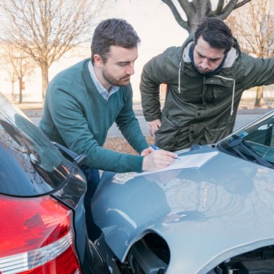 Τράκαρα με το αυτοκίνητο: Πώς κάνω φιλικό διακανονισμό - Από ποιον θα πάρω αποζημίωση;