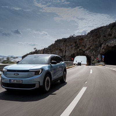 Στην Ελλάδα η γυναίκα που κάνει τον γύρο του κόσμου με ηλεκτρικό SUV [video]