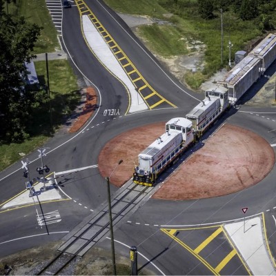 Κυκλικός κόμβος που περνάει τρένο από μέσα! Πού βρίσκεται; [video]