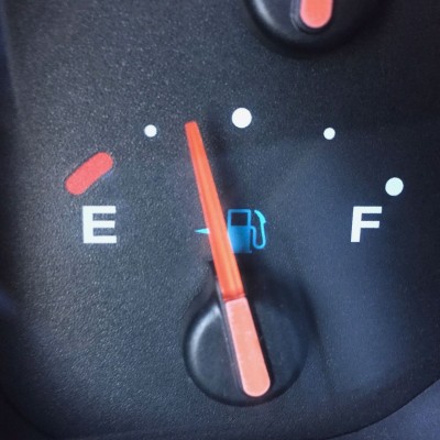 Γιατί ο δείκτης βενζίνης πέφτει πιο γρήγορα κάτω από τη μέση; Τι πρέπει να ξέρεις