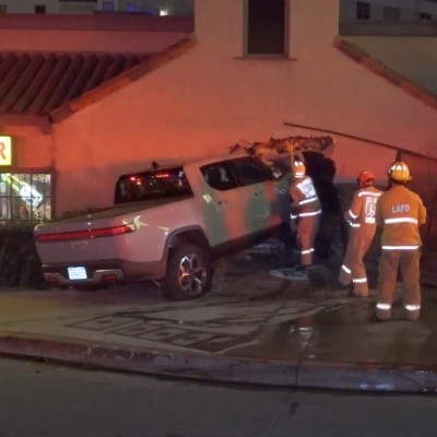 Σταρ του Χόλυγουντ τράκαρε σε πιτσαρία με το ηλεκτρικό Rivian R1T [video]