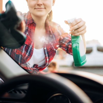 Τζάμια αυτοκινήτου με θαμπάδες; Δες πώς θα τα καθαρίσεις σωστά