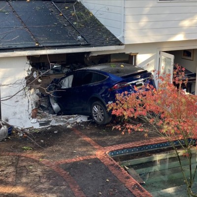 70χρονη προκάλεσε χάος με Tesla Model X – Κατέληξε στην κουζίνα σπιτιού!