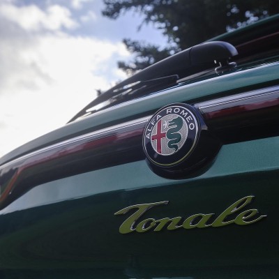 Τι συμβολίζει το σήμα της Alfa Romeo;