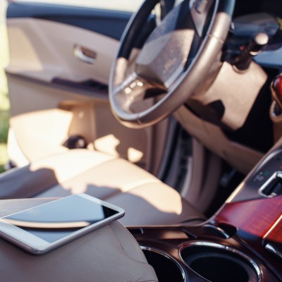 10 πράγματα που δεν αφήνουμε ποτέ στο αυτοκίνητο – Ποια μπορεί να βλάψουν την υγεία;