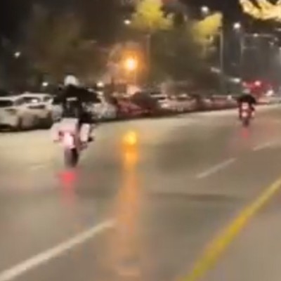 Σάλος στη Θεσσαλονίκη: Αστυνομικός κάνει σούζες στη μέση του δρόμου [video]