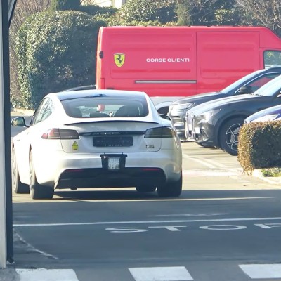 Γιατί η Ferrari δοκιμάζει ένα Tesla Model S Plaid στο Maranello;