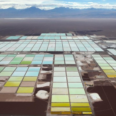 Η τιμή του λιθίου καταρρέει – Τα ηλεκτρικά αυτοκίνητα γιατί παραμένουν ακριβά;