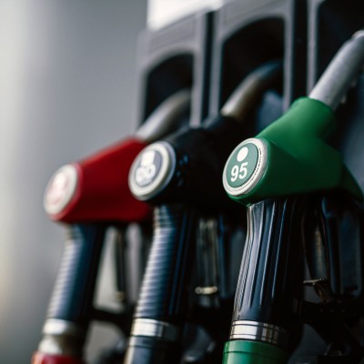 Διάσημη εταιρεία καυσίμων κλείνει 1.000 πρατήρια για βάλει φορτιστές