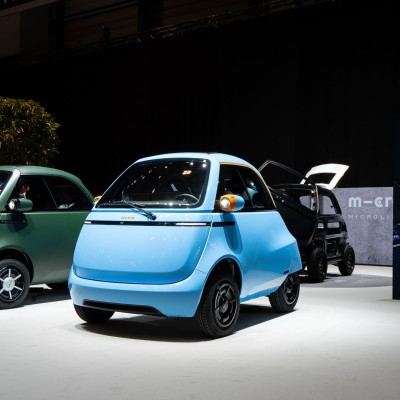 Νέο Microlino Lite: Το αυτοκίνητο που οδηγούν έφηβοι χωρίς δίπλωμα