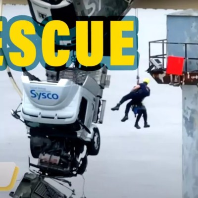 Video: Φορτηγό κρεμάστηκε από γέφυρα - Σκηνή… Hollywood η διάσωση