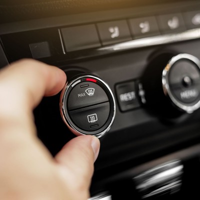 Καύσωνας: Η ζέστη στο αυτοκίνητο ισοδυναμεί με… κατανάλωση αλκοόλ!