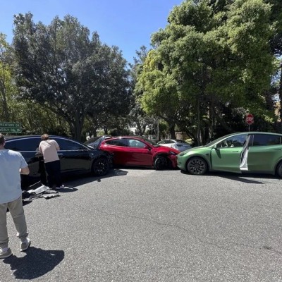 3 Tesla τράκαραν μεταξύ τους στον... ίσιο δρόμο