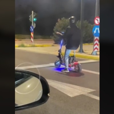 Πατίνι κάνει προσπέραση στα λιμανάκια με...χίλια [video]