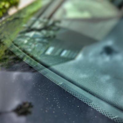 Γιατί υπάρχουν αυτές οι μαύρες βούλες στο παρμπρίζ;