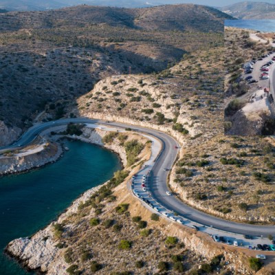 Σοβαρό τροχαίο στα Λιμανάκια: Αυτοκίνητο έπεσε στον γκρεμό