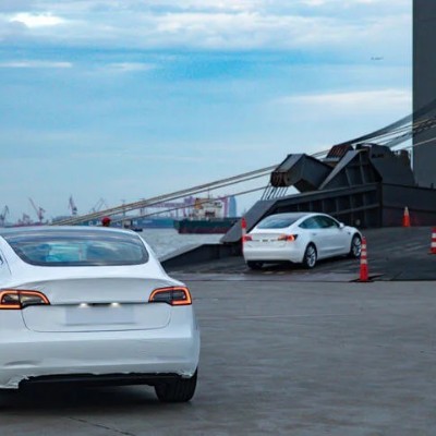 Το κόλπο των Tesla - Πώς μπαίνουν στα ελληνικά πλοία με γεμάτη μπαταρία