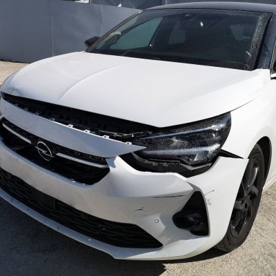 Τράκαρα με αυτοκίνητο χωρίς πινακίδες - Τι γίνεται;