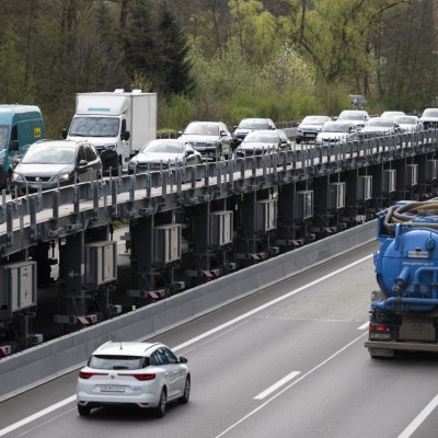 Επαναστατική γέφυρα καταργεί το μποτιλιάρισμα λόγω έργων [video]