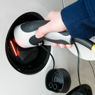 Ηλεκτρικά αυτοκίνητα: Τι κάνω αν κολλήσει το καλώδιο φόρτισης;