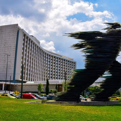 Ο αδιανόητος λόγος που οι άνθρωποι επιλέγουν να μείνουν στο Hilton – Έχει να κάνει με το αυτοκίνητο