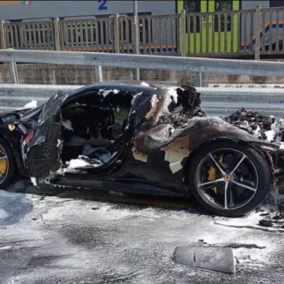 Έλιωσε καινούρια Ferrari στη μέση του δρόμου [εικόνες-video)