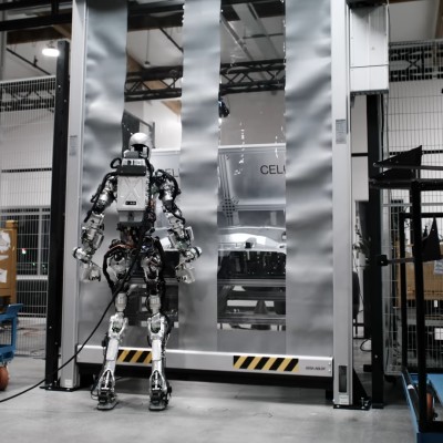 H BMW έβαλε ανθρωποειδές ρομπότ στο εργοστάσιό της - Φτιάχνει και καφέ!