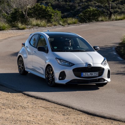 Ετοιμοπαράδοτο και με επιτόκιο 4,9% το υβριδικό Mazda2 – Τιμή